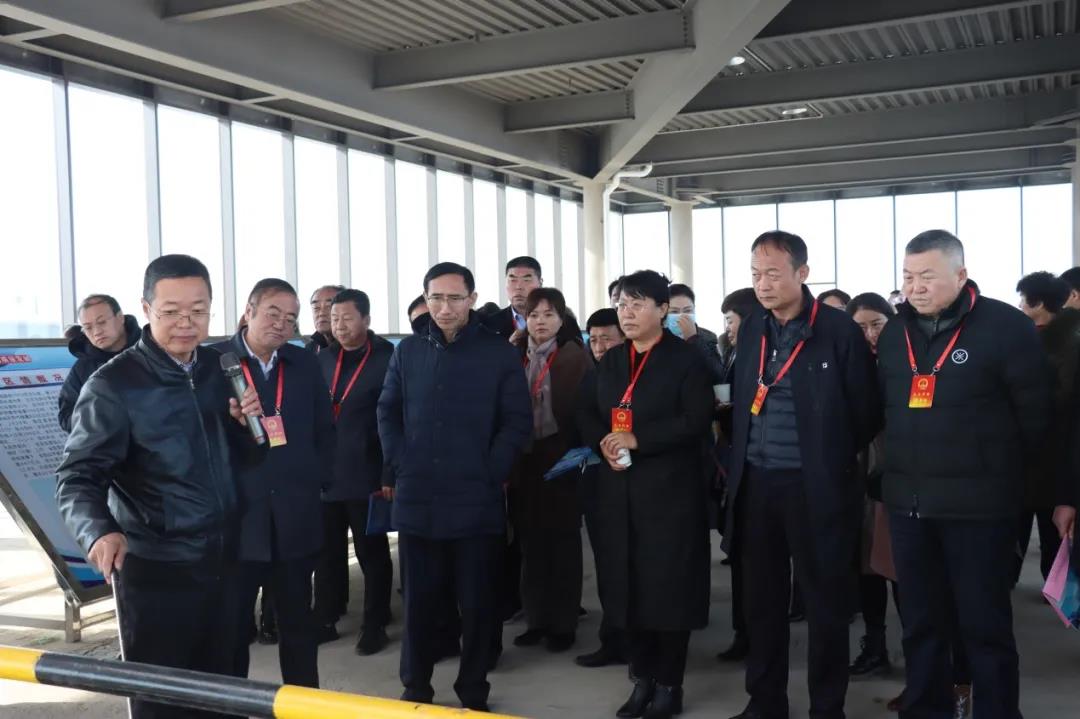 在榆省、市、區(qū)人大代表視察體育小鎮(zhèn)項目